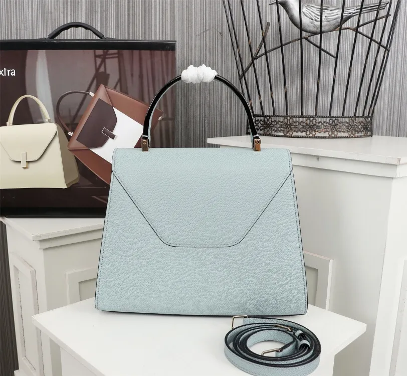 In stock👉Original medium size light blue👉Valextra Valextra Iside, known as Italian Hermès, is one of the most representative designs of Valextra. There is no obvious logo, but the simple collective line design is very recognizable, full of architectural art, and shows a capable and intellectual style. It is made of imported palm-print lining cowhide, with up to five stitches of handwork, and the shiny oil edges test the skill of the craftsman. Medium size: 26cm【6627#】